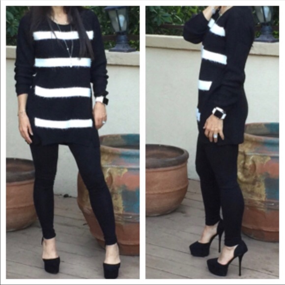 ✨LAST ONE ✨Black and white relax fit sweater - Picture 2 of 3